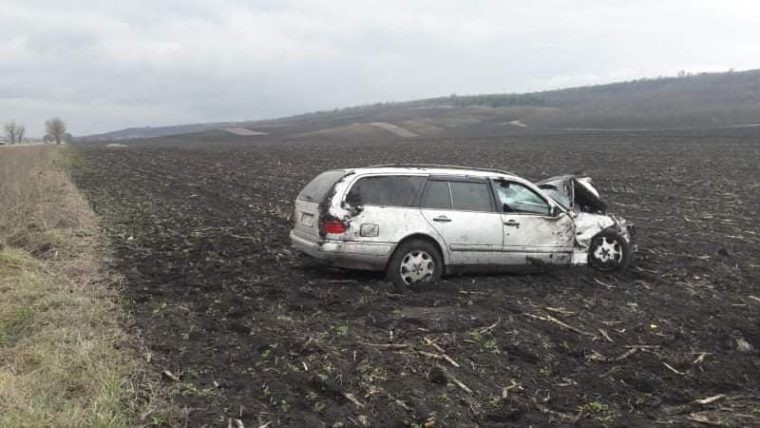 FOTO // Accident la Hâncești. O șoferiță s-a răsturnat cu automobilul în câmp
