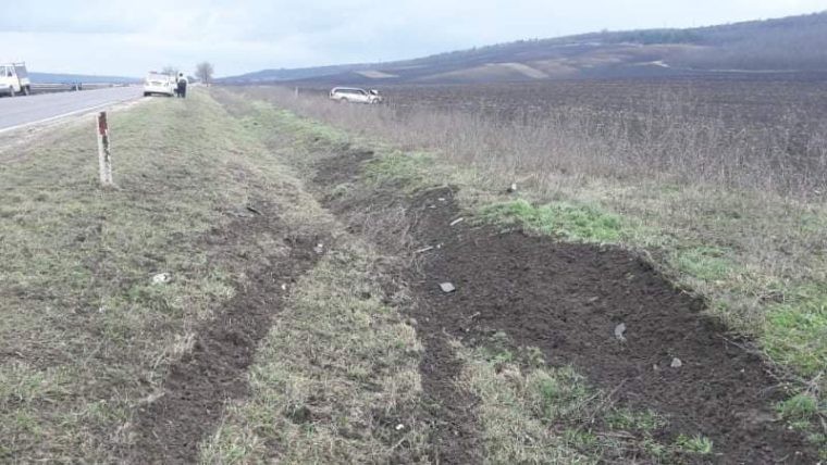 FOTO // Accident la Hâncești. O șoferiță s-a răsturnat cu automobilul în câmp