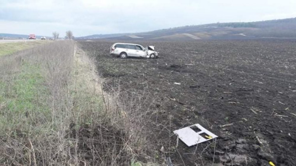 FOTO // Accident la Hâncești. O șoferiță s-a răsturnat cu automobilul în câmp