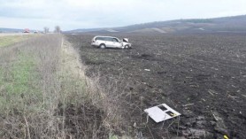 FOTO // Accident la Hâncești. O șoferiță s-a răsturnat cu automobilul în câmp