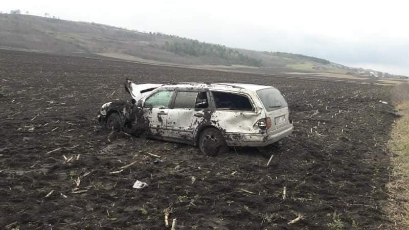 FOTO // Accident la Hâncești. O șoferiță s-a răsturnat cu automobilul în câmp