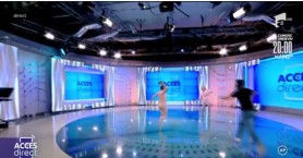 VIDEO // O femeie dezbrăcată a intrat în platou și a atacat cu un bolovan prezentatorea unui Post TV din România