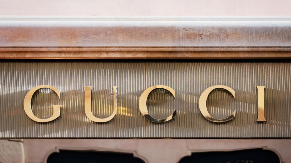 Gucci a lansat o pereche de adidaşi virtuali. Pot fi „purtaţi” pe Insta Story. Cât costă