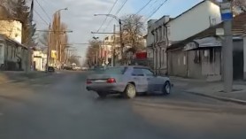 VIDEO // Accident BIZAR în capitală. Un Mercedes a derapat din senin și s-a tamponat în peretele unei case