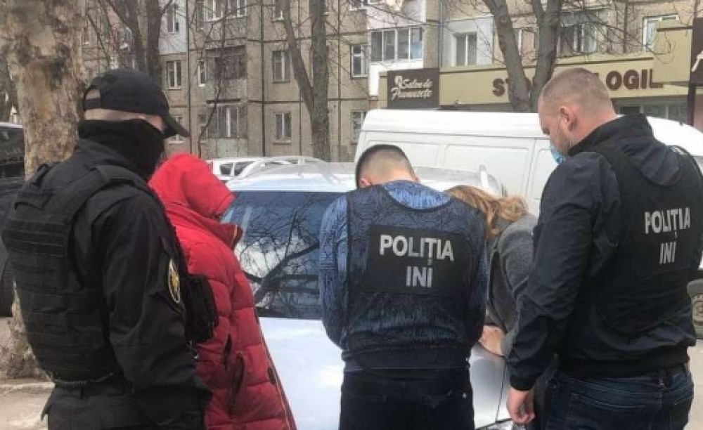 Șantaj și amenințare cu moartea pentru a estorca bani. Un taximetrist și administratorul companiei reținuți de mascați