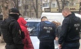 Șantaj și amenințare cu moartea pentru a estorca bani. Un taximetrist și administratorul companiei reținuți de mascați