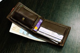 Oamenii buni EXISTĂ! Un tânăr și-a recuperat portmoneul după ce bărbatul care l-a găsit l-a predat poliției
