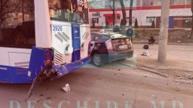 FOTO // Două persoane au ajuns la spital, după ce un TAXI s-a tamponat într-un troleibuz din capitală