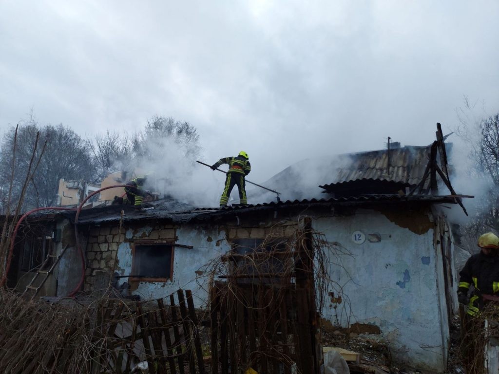 Incendiu în centrul Capitalei. Patru echipaje de pompieri au luptat cu flăcările care au cuprins o casă părăsită