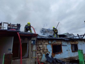 Incendiu în centrul Capitalei. Patru echipaje de pompieri au luptat cu flăcările care au cuprins o casă părăsită