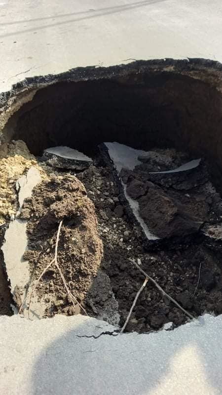 FOTO // O gaură URIAȘĂ a apărut în mijlocul unei străzi de la Hîncești
