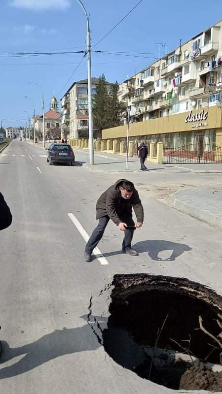 FOTO // O gaură URIAȘĂ a apărut în mijlocul unei străzi de la Hîncești