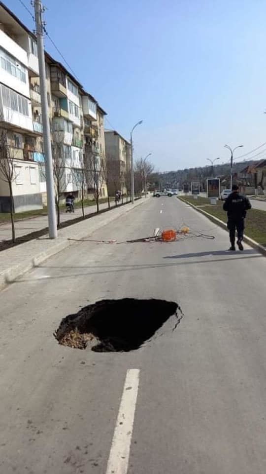 FOTO // O gaură URIAȘĂ a apărut în mijlocul unei străzi de la Hîncești