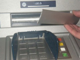 Doi ucraineni au fost reținuți pe teritoriul Republicii Moldova, după ce ar fi furat bani din mai multe bancomate