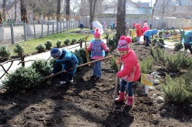 Cu 46 morți de COVID pe zi, Primăria Chișinău scoate elevii și profesorii la „Curățenia generală de primăvară”