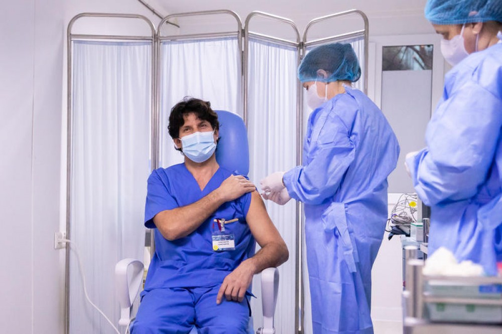 Moldovenii interesați de imunizare. Cozi imense surprinse la centre de vaccinare anti-COVID din Chișinău