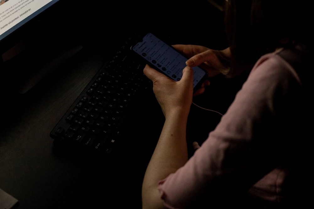 Copiii abuzului sexual online: I-a cerut să meargă la baie să-și introducă periuța de dinți în vagin