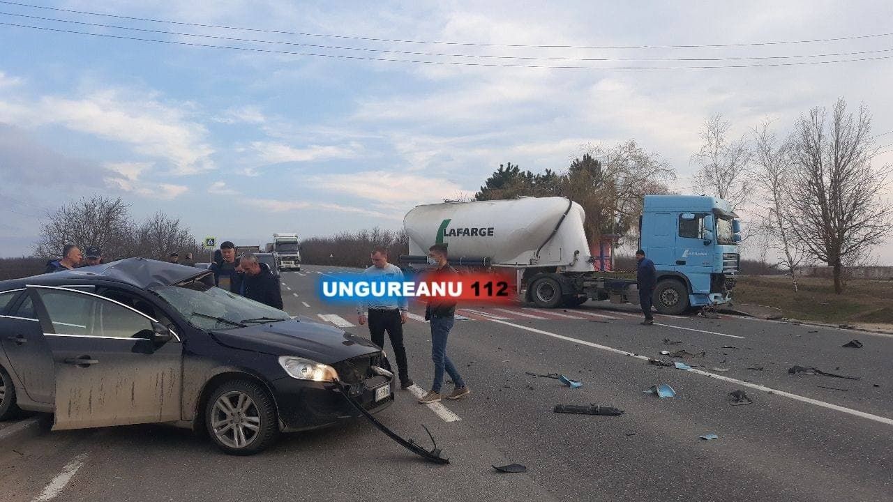 FOTO // Accident FATAL la Rezina. Șoferul unei volvo a murit după ce a fost tamponat de un camion