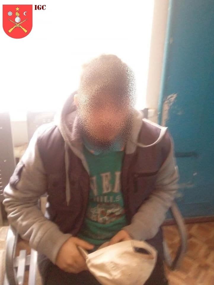 Doi tineri cu buzunarile burdușite cu droguri au fost reținuți în sectorul Buiucani al Capitalei