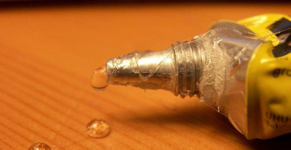 7 modalități prin care poți curăța super cleiul de pe mâini, plastic sau de pe haine
