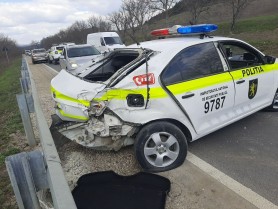 FOTO // Un BMW X5 a lovit din spate un echipaj de poliție aflat în misiune. Autoturismul se deplasa cu 169 km/h
