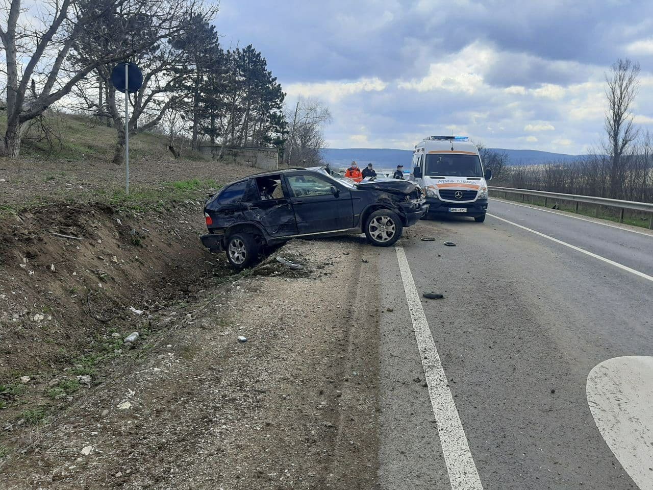 FOTO // Un BMW X5 a lovit din spate un echipaj de poliție aflat în misiune. Autoturismul se deplasa cu 169 km/h