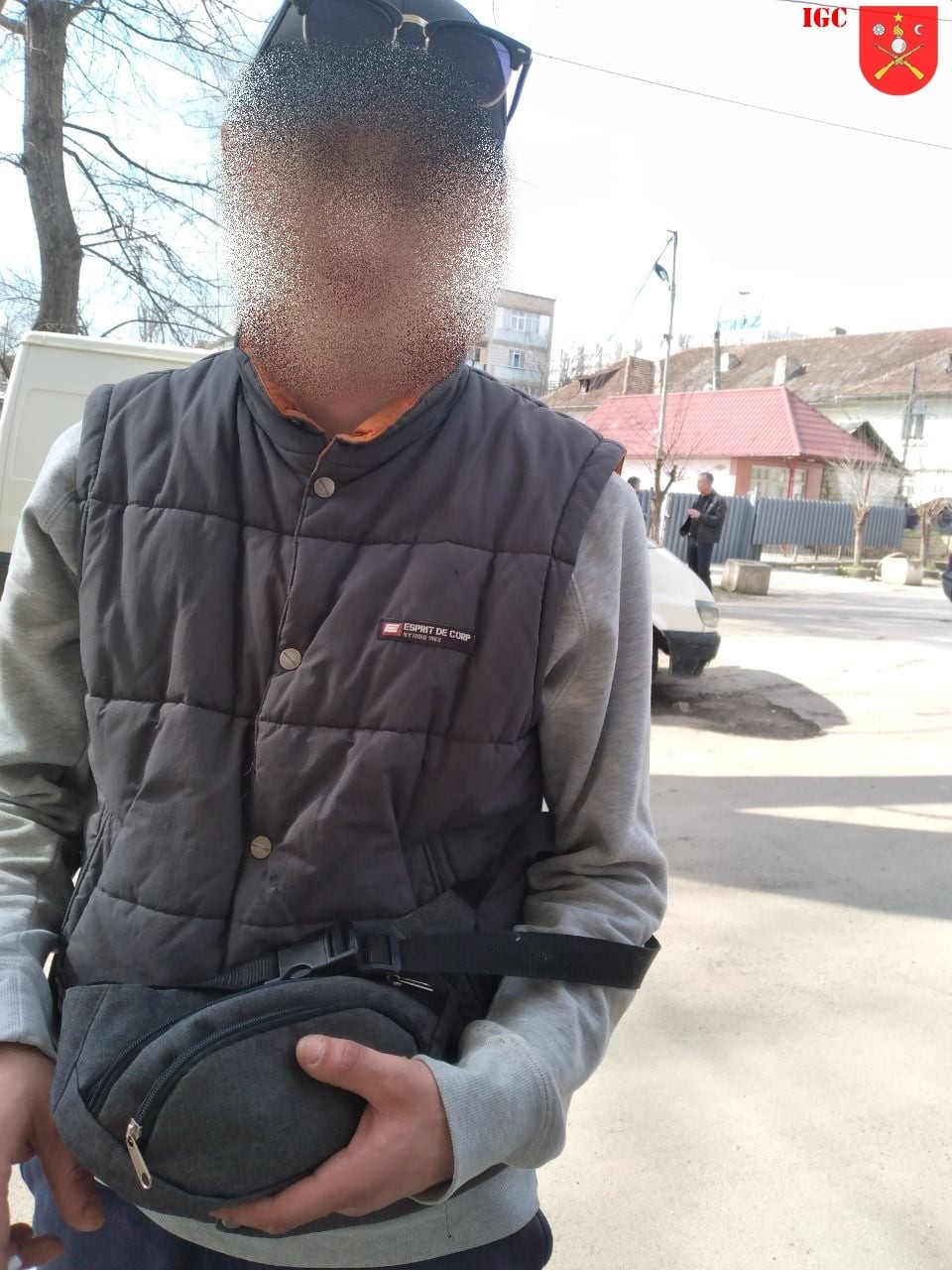 Un bărbat se plimba prin capitală sub influiența substanțelor narcotice, dar și cu două pachețele de droguri