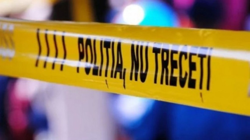 Descoperire MACABRĂ într-un apartament din Chișinău. Un tânăr spânzurat găsit de mama sa