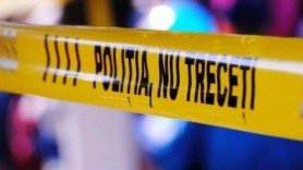 Descoperire MACABRĂ într-un apartament din Chișinău. Un tânăr spânzurat găsit de mama sa
