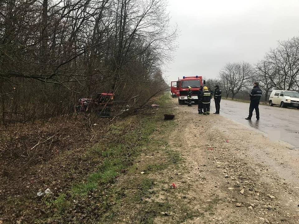 FOTO // Accident TERIBIL la Ocnița. Două persoane au murit pe loc, iar o pasageră a ajuns la spital