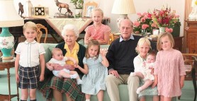 Câți nepoți și strănepoți are Regina Elisabeta a II-a a Marii Britanii. Imagini de arhivă cu familia regală