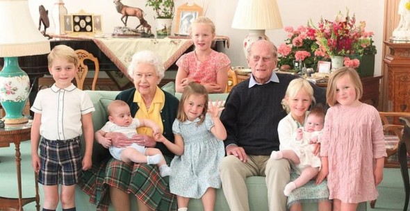 Câți nepoți și strănepoți are Regina Elisabeta a II-a a Marii Britanii. Imagini de arhivă cu familia regală