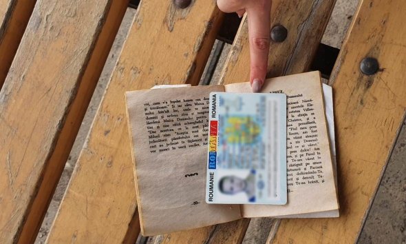 FOTO // O moldoveancă de 20 de ani și-a ascuns buletinul românesc fals în cartea cu rugăciuni, dar a fost găsit de polițiști