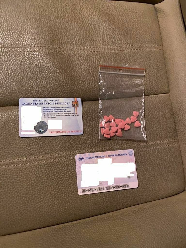 FOTO/VIDEO: Un examinator de la ASP vindea pastile Ecstasy chiar de la locul de muncă