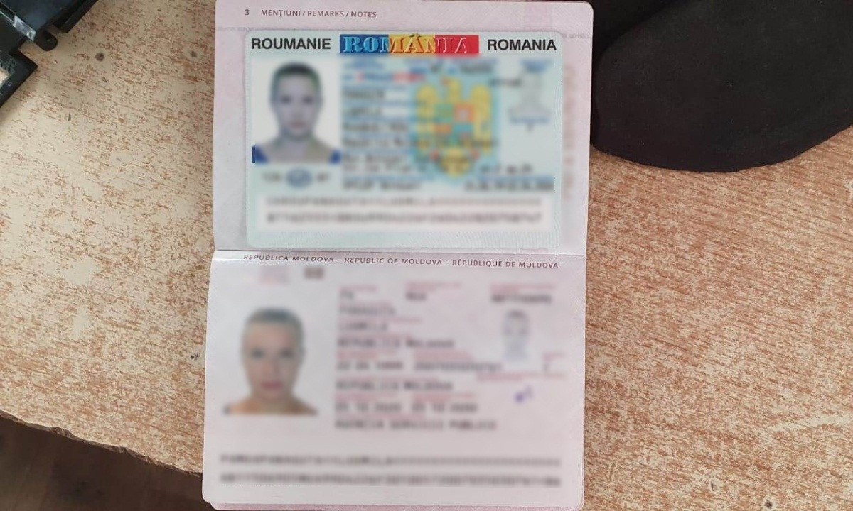 FOTO // O moldoveancă de 20 de ani și-a ascuns buletinul românesc fals în cartea cu rugăciuni, dar a fost găsit de polițiști