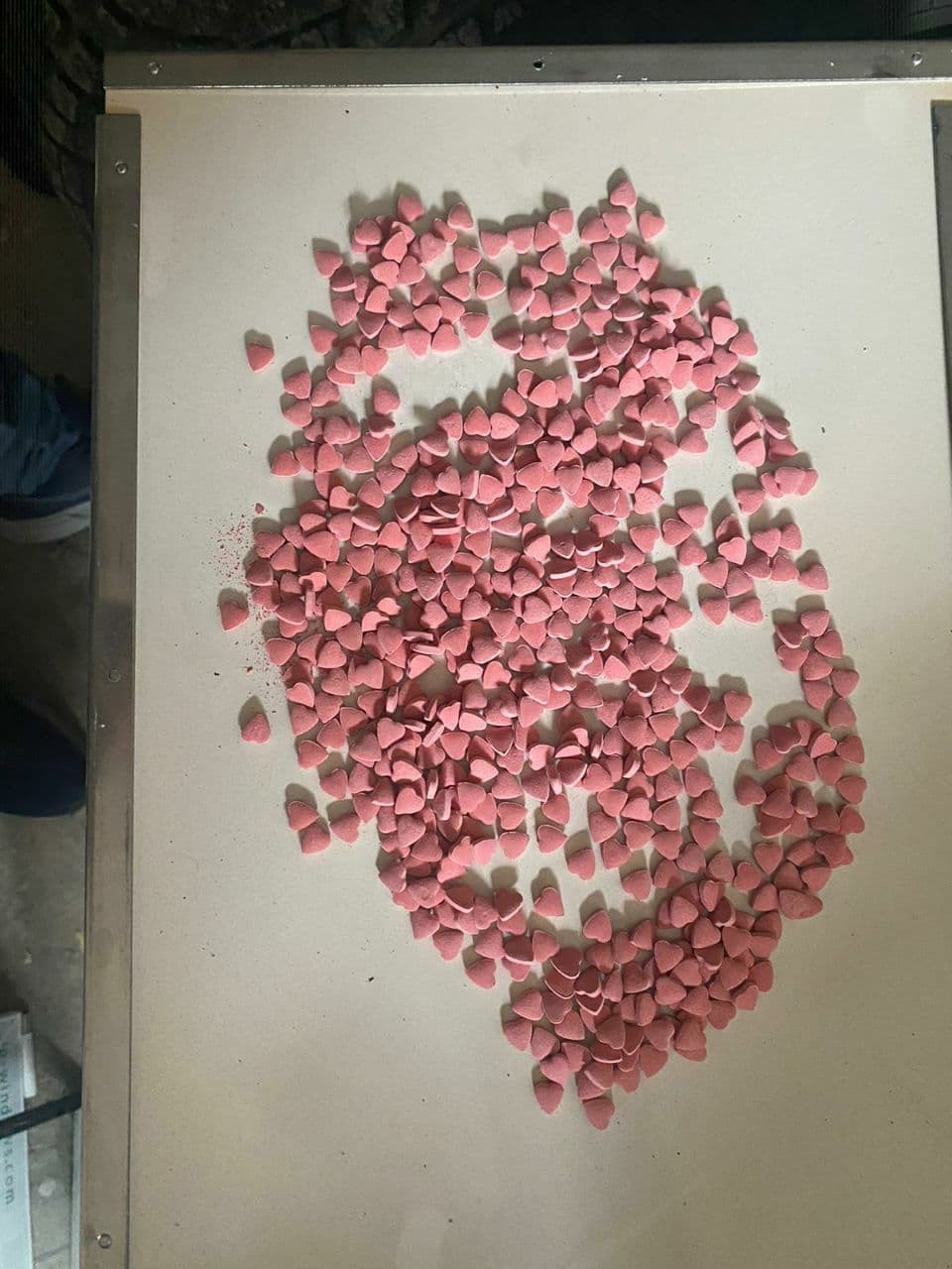 FOTO/VIDEO: Un examinator de la ASP vindea pastile Ecstasy chiar de la locul de muncă