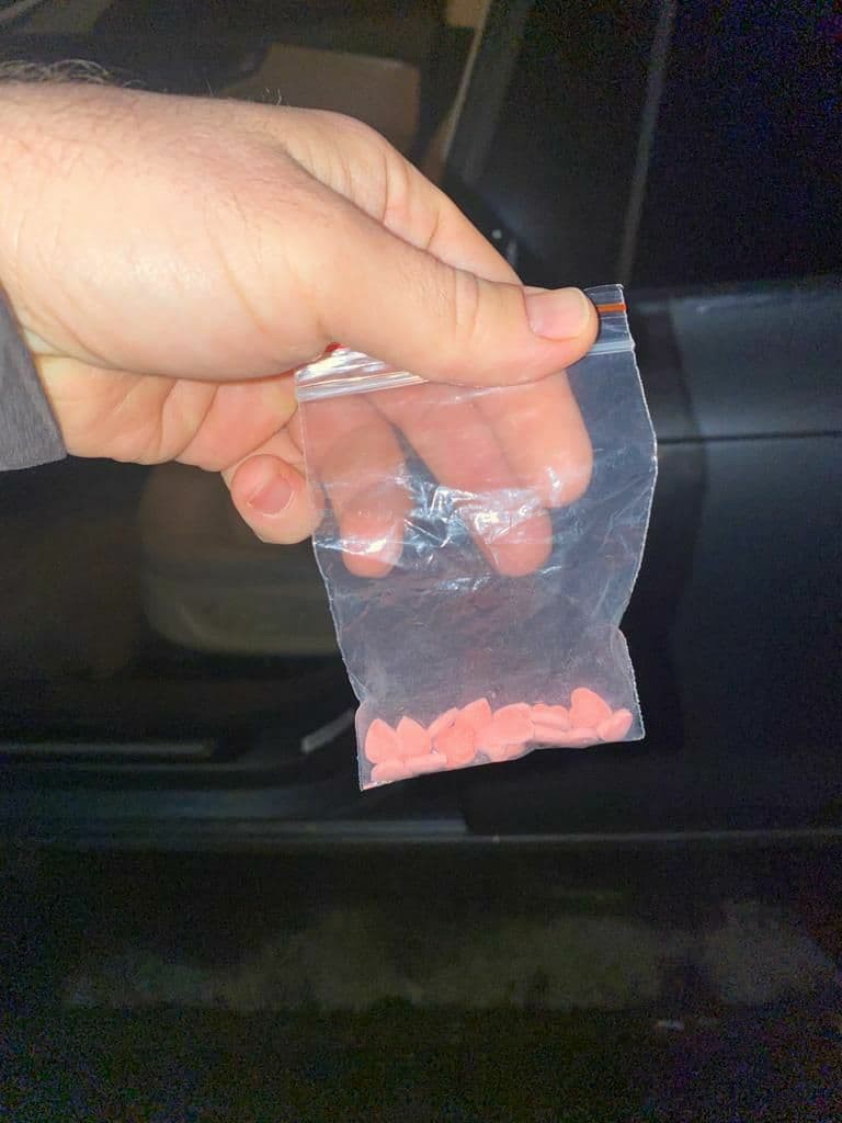 FOTO/VIDEO: Un examinator de la ASP vindea pastile Ecstasy chiar de la locul de muncă