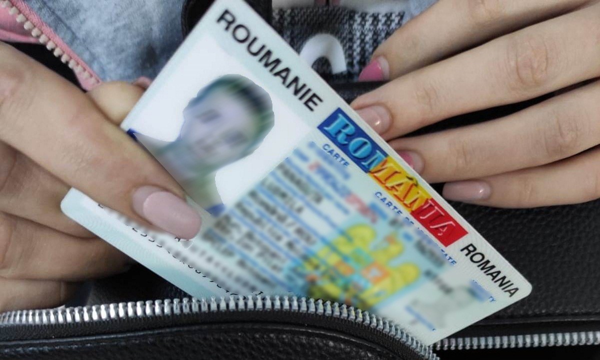 FOTO // O moldoveancă de 20 de ani și-a ascuns buletinul românesc fals în cartea cu rugăciuni, dar a fost găsit de polițiști