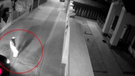 EXPLOZIE în Capitală. Momentul în care o persoană aruncă obiectul explozibil în curtea unei case de la Buiucani