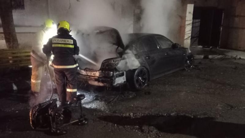 FOTO // Un BMW mistuit de flăcări la Comrat. La fața locului a intervenit un echipaj de pompieri