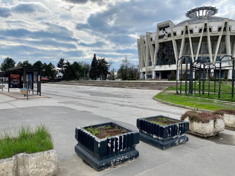 Autoritățile au INTERZIS parcarea mijloacelor de transport în scuarul Circului