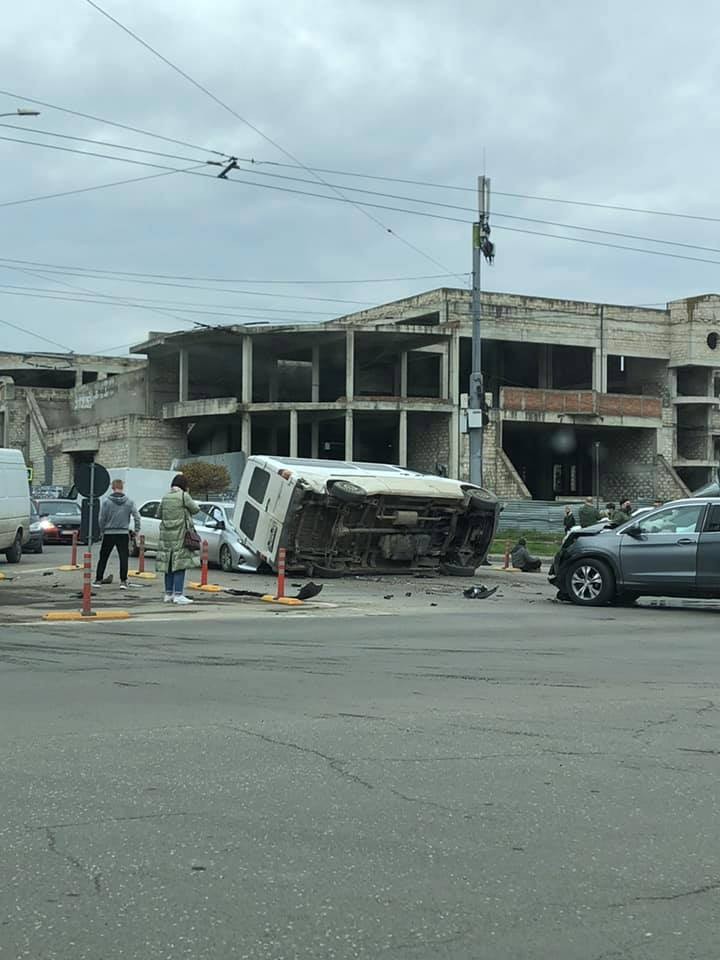 VIDEO // Accident grav la Botanica. Un microbuz s-a răsturnat peste o mașină după ce a fost lovit de alta
