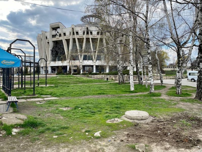Autoritățile au INTERZIS parcarea mijloacelor de transport în scuarul Circului