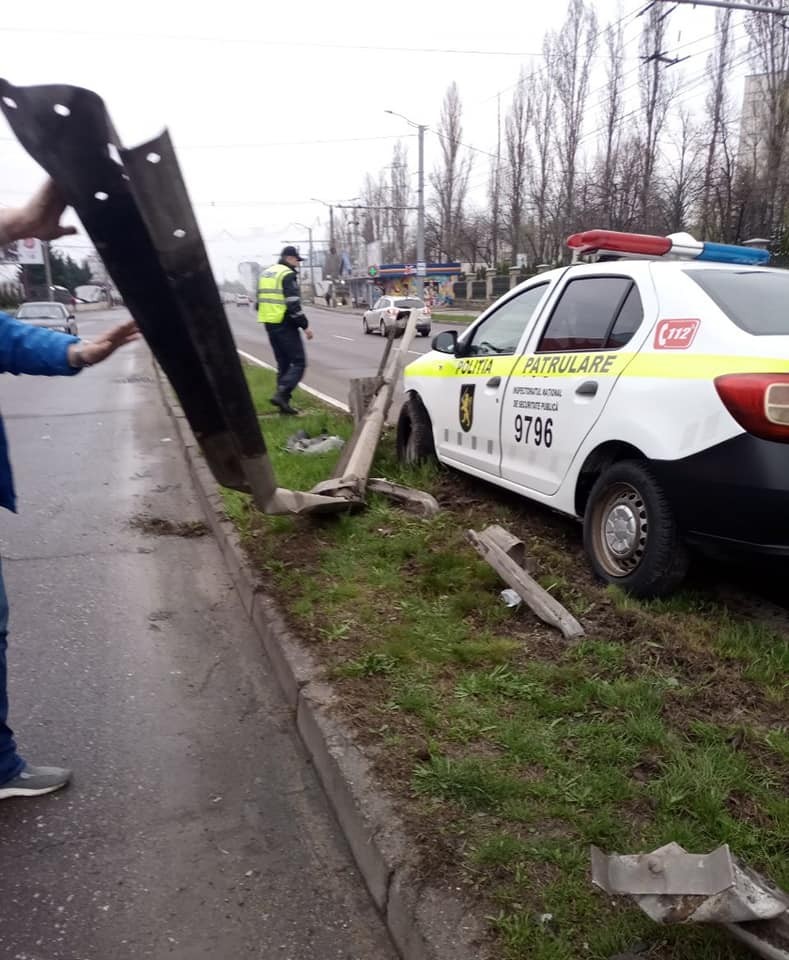FOTO // Accident grav cu implicarea unei mașini ai poliției: Priusul a tăiat colțul