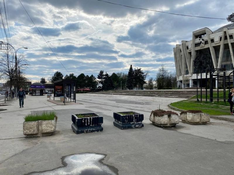 Autoritățile au INTERZIS parcarea mijloacelor de transport în scuarul Circului