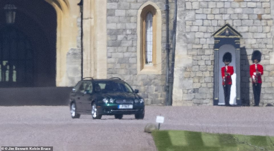 FOTO // Prima apariţie a Reginei Elisabeta după funeraliile Prinţului Philip