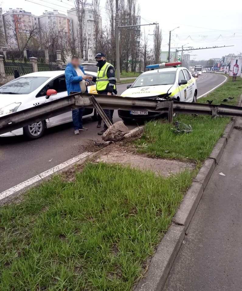 FOTO // Accident grav cu implicarea unei mașini ai poliției: Priusul a tăiat colțul