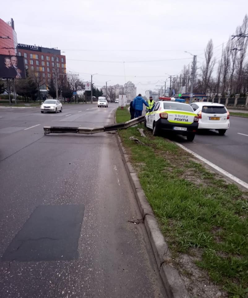 FOTO // Accident grav cu implicarea unei mașini ai poliției: Priusul a tăiat colțul