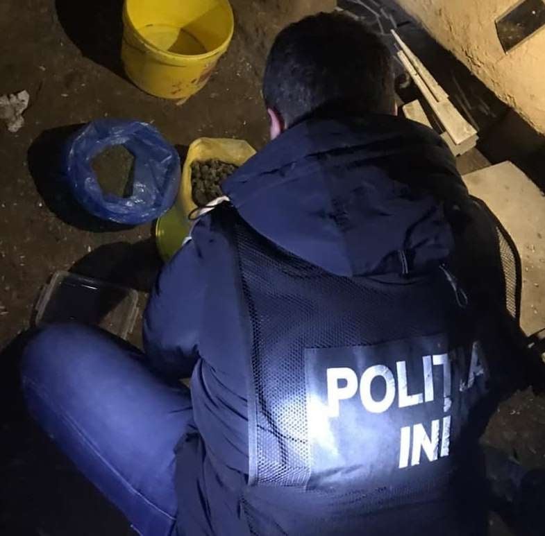 FOTO/VIDEO: Doi militari de la Armata Națională au fost reținuți în timp ce cumpărau droguri. Vânzătorii riscă 15 ani de pușcărie