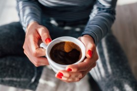 Cafeaua de după-amiază ne tulbură sau nu somnul? Răspunsul neurologului